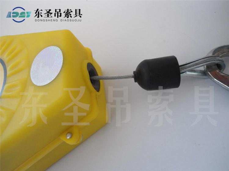在進行高空作業(yè)時佩戴的工具要放在哪里